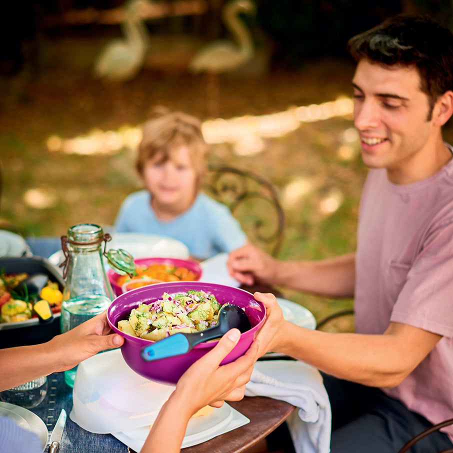 a colher simple spoon na cor preta disfarça possíveis manchas enquanto o cabo da simple spoon tem sua própria cor para facilitar a identificação nas gavetas da cozinha.