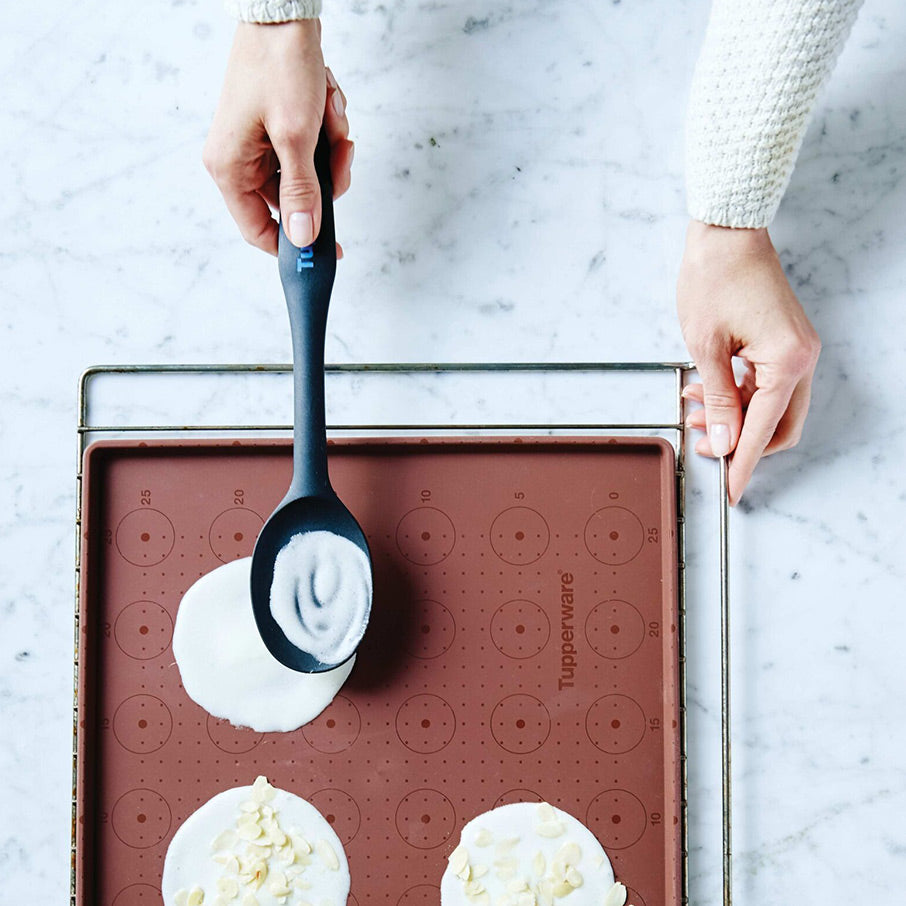 a colher simple spoon na cor preta disfarça possíveis manchas enquanto o cabo da simple spoon tem sua própria cor para facilitar a identificação nas gavetas da cozinha.